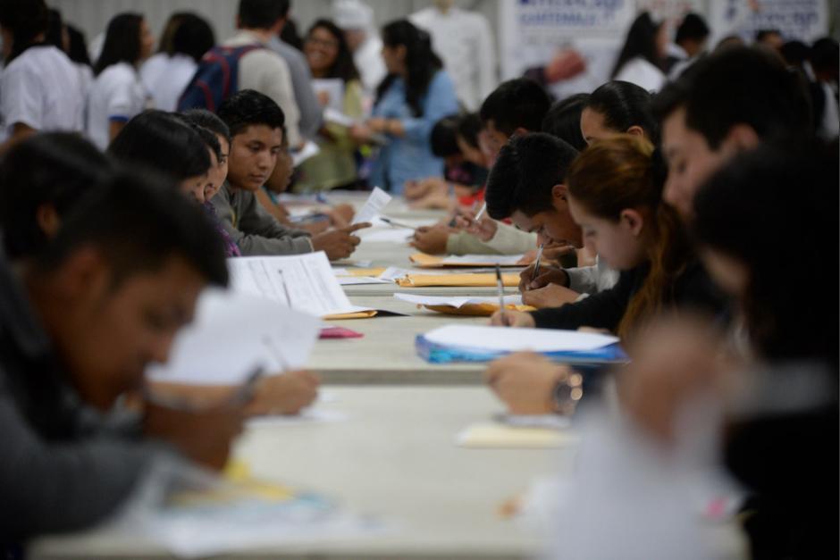 Deberías evitar una serie de palabras dentro de tu currículum para ser un mejor candidato a ocupar un empleo. (Foto: archivo/Soy502)