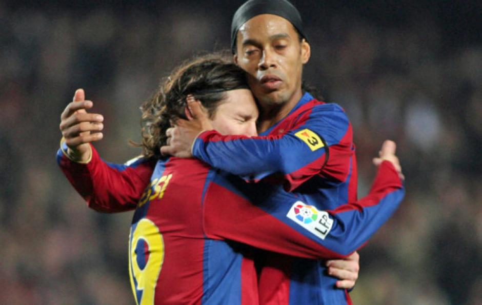 Ronaldinho reconoció que desde que lo vio por primera vez supo que Lionel Messi sería un grande del fútbol. (Foto: AFP)