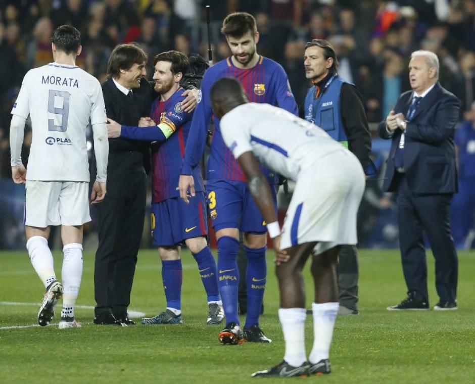 Mientras los jugadores buscaban consuelo, su entrenador abrazó a Messi. (Foto: AFP) 