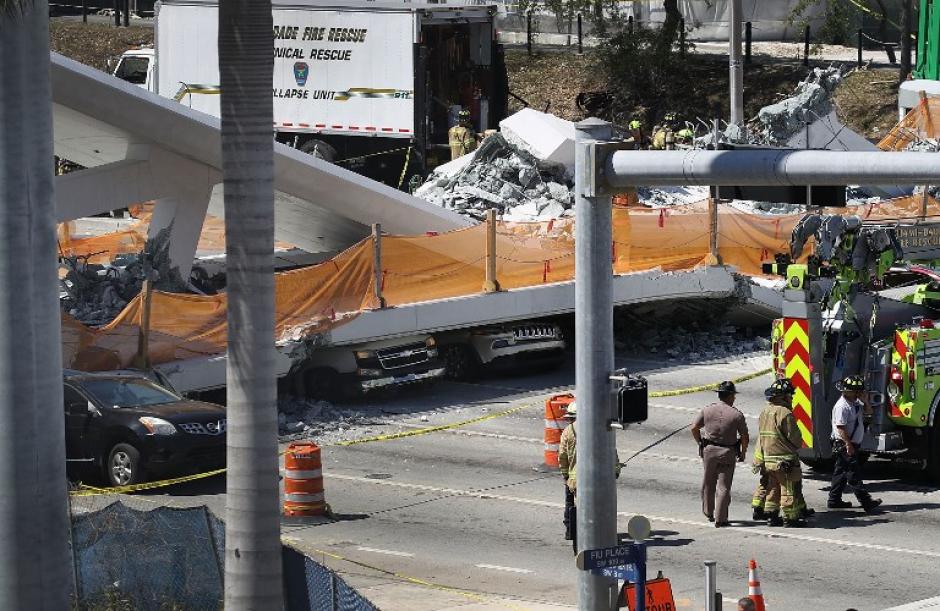 Estas son las imágenes del puente que colapsó en Miami, Florida. (Foto: AFP)
