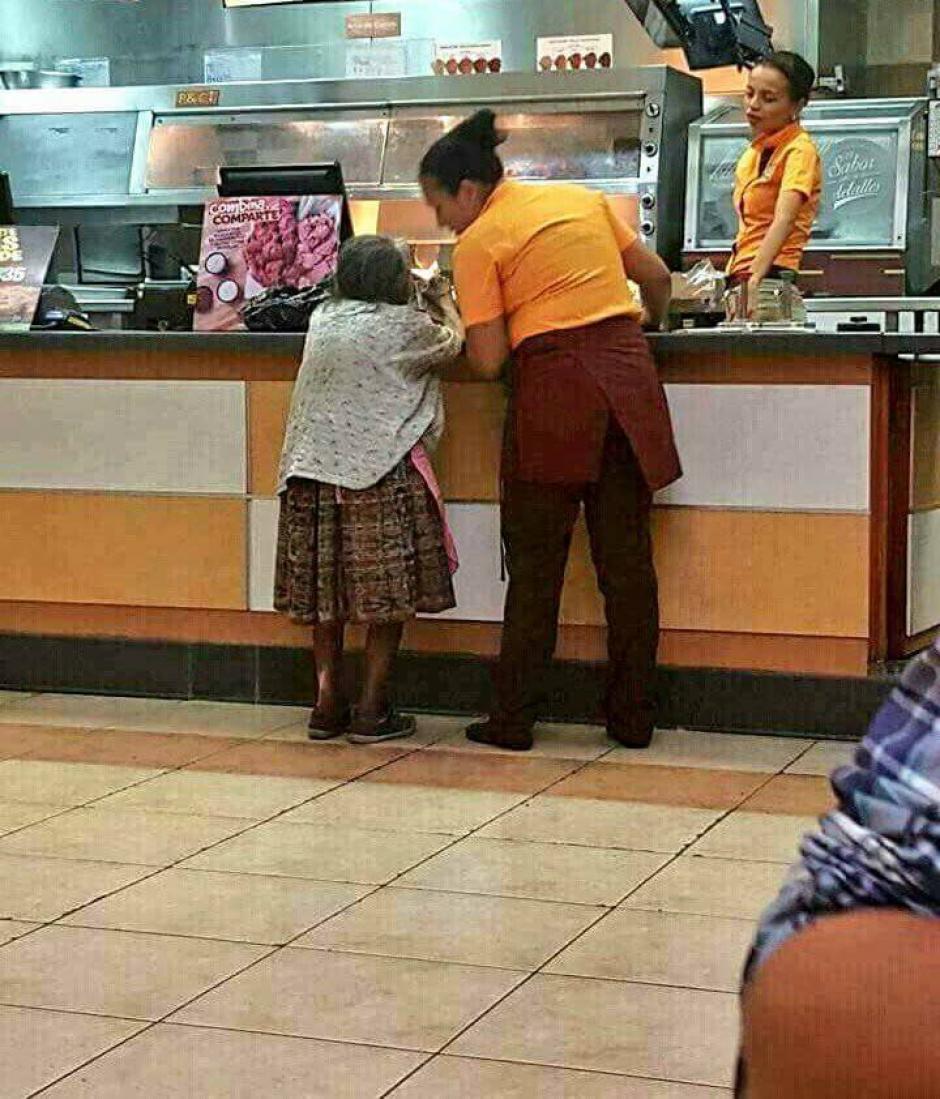 Una mujer de la tercera edad recibió ayuda de varias empleadas de un reconocido restaurante. (Foto: Facebook/ Maya Alonzo)