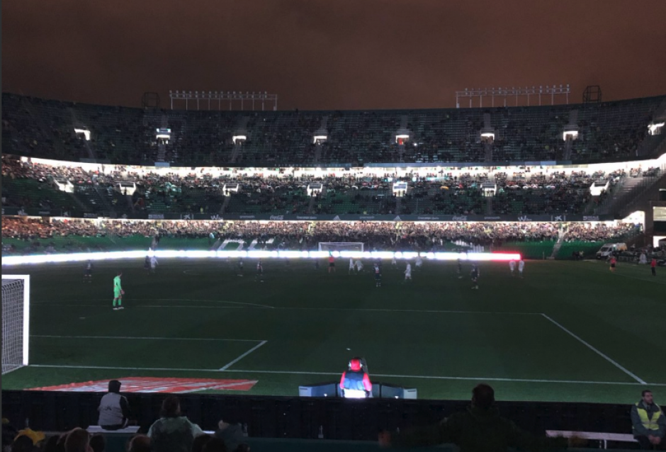 El estadio se quedó casi a oscuras debido a los dos apagones momentáneos. (Foto: Twitter)