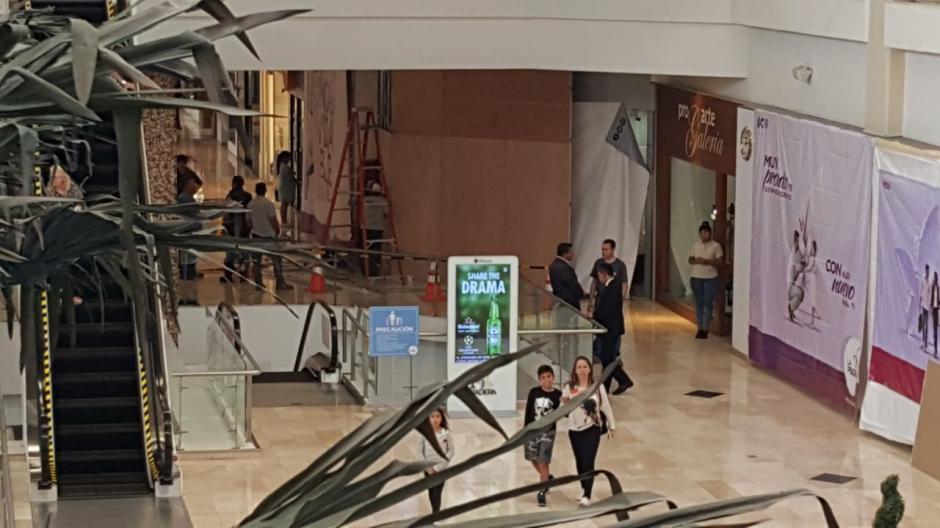 Dos joyerías ubicadas en un centro comercial de la zona 10 fueron atracadas la noche del viernes. (Foto: Soy502)
