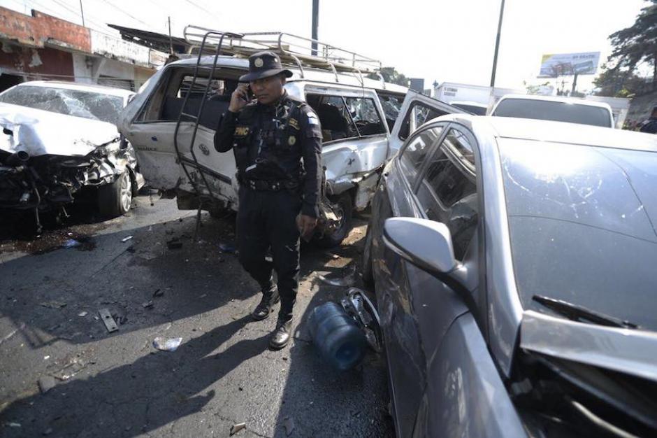 Seis personas murieron en un accidente que involucró a varios vehículos en San Cristóbal, en marzo de 2018. Aquí, un policía en medio del desastre. (Foto: Wilder López/Soy502)