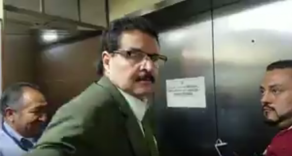 El juez intentó agredir a periodistas en la Torre de Tribunales. (Foto: captura de video)&nbsp;