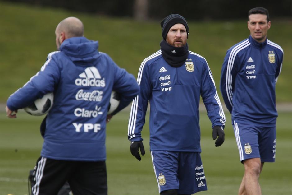 Lionel Messi podría perderse el partido ante Italia por una molestia física. (Foto: La Nación)