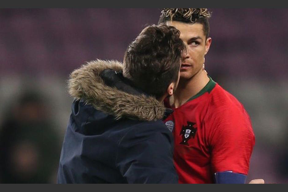 Un aficionado quiso besar a Cristiano Ronaldo durante el partido de Portugal ante Holanda. (Foto: @ElArquitectoGOL)