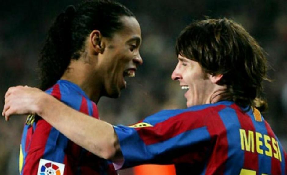 Ronaldinho y Lionel Messi jugaron juntos en el FC Barcelona. (Foto: AFP)