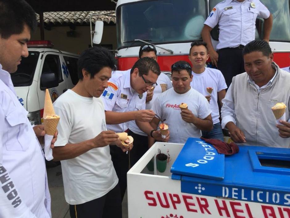 Vendedor de helados regala sus deliciosas "nieves" a bomberos voluntarios. (Foto: Bomberos Voluntarios Antigua Guatemala)