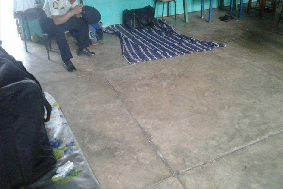 Además, los agentes denuncian que duermen en el piso de una escuela sobre sábanas. (Foto: Twitter/@ErickColop)