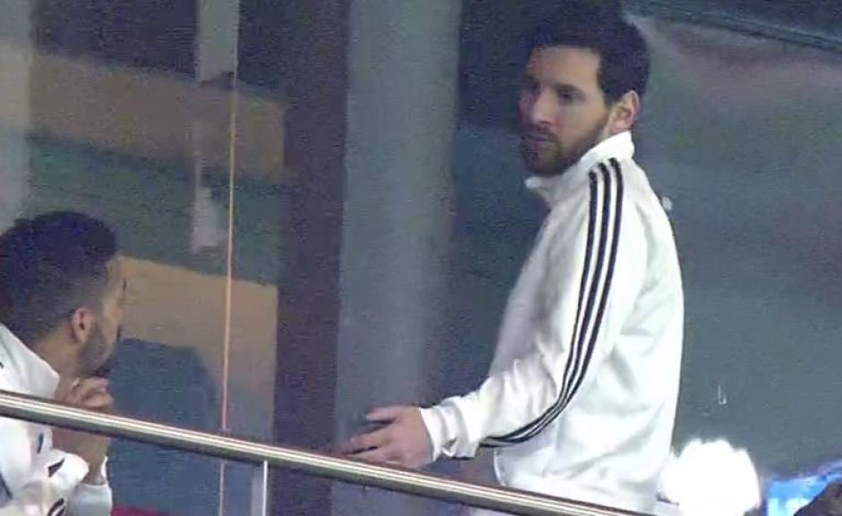 Messi abandonó el palco del estadio Wanda Metropolitano, tras la goleada 6-1 de España sobre la albiceleste. (Foto: captura de video)