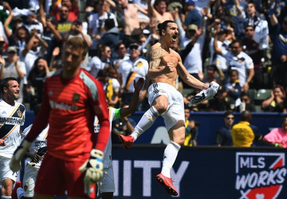 Zlatan Ibraimovic marcó doblete en su debut con el LA Galaxy. (Foto: AFP)