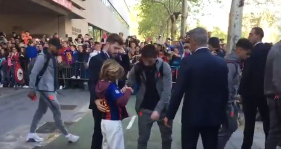 Niña hace todo lo posible por acercarse a su ídolo y Messi no la defraudó. (Foto: Captura de video)