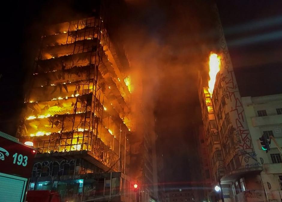 El incendio se originó en horas de la madrugada. (Foto: AFP)