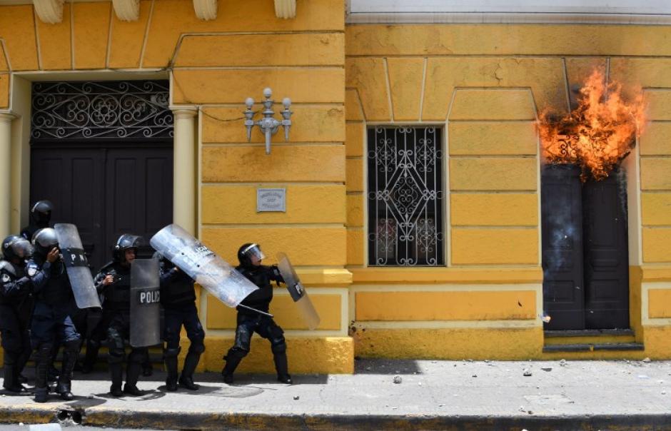 Las protestas concluyeron con un incendio en la alcaldía de Tegucigalpa. (Foto: AFP)