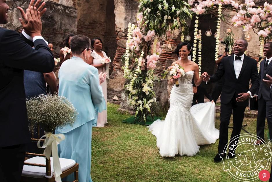 El actor protagonista de la aclamada serie "The West Wing" contrajo matrimonio en la Antigua Guatemala. (Foto: People)