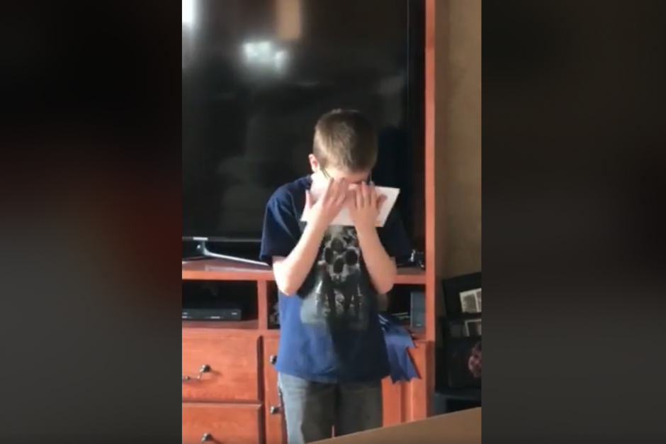 Un soldado sorprende a su hijo como regalo de cumpleaños, el video ha hecho llorar a millones de personas. (Foto: Captura de video)