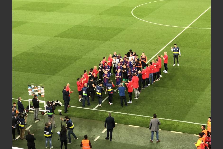Miembros del staff del Barcelona le hicieron el pasillo a los jugadores. (Foto: Captura de video)