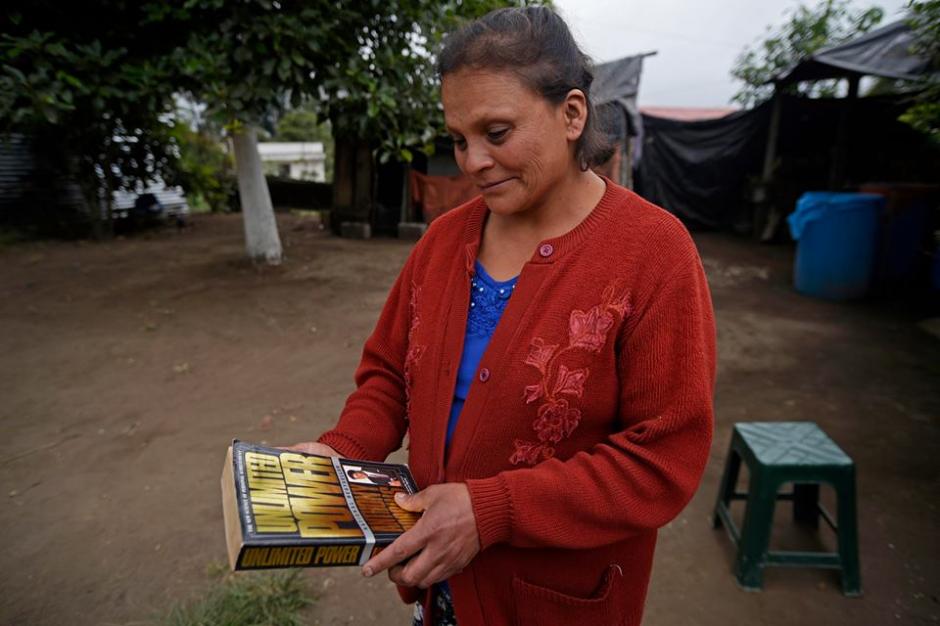 "Poder ilimitado" uno de los libros de ingles que Pedro guarda en la casa de sus padres. (Foto: Wilder López/Soy502)