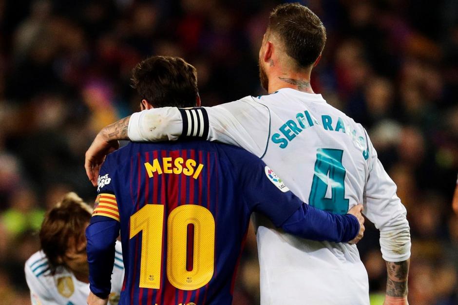 Lionel Messi y Sergio Ramos se abrazaron al finalizar el clásico. (Foto: @LaLiga)