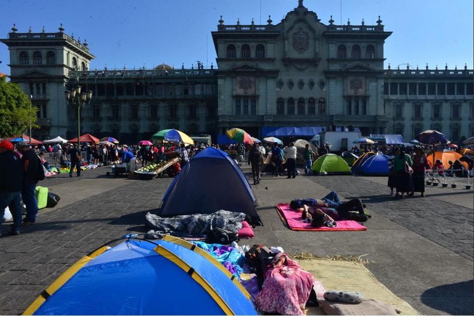 De nuevo, los maestros sindicalizados paralizan la ciudad y esta vez acamparán frente al Palacio Nacional. (Foto: Jesús Alfonso/Soy502)&nbsp;