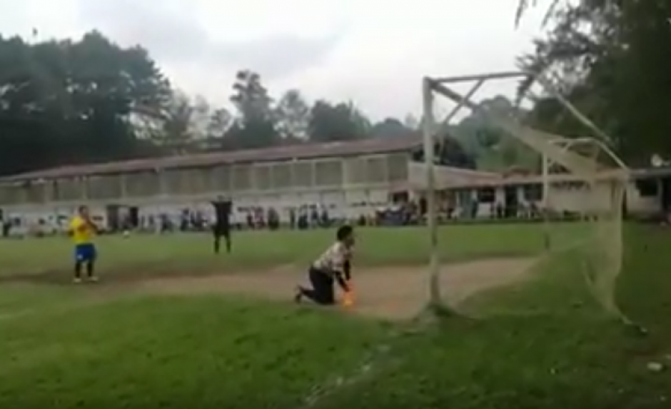 Un insólito cobro de penalti en una cancha abierta en Cobán le dio la vuelta al mundo. (Foto: Captura de video)