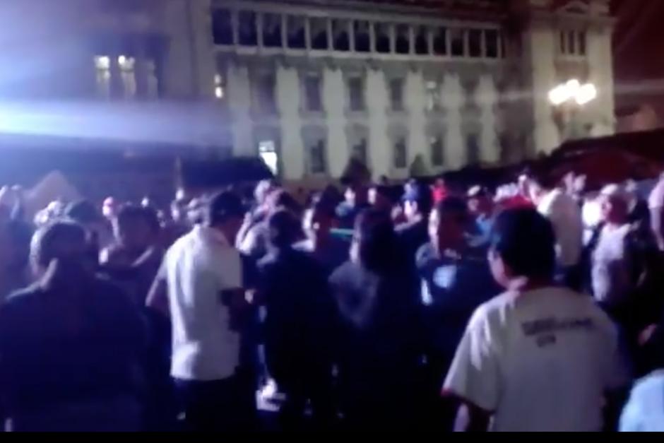 Varios maestros hicieron de la protesta toda una fiesta durante la noche del martes. (Foto: Video/Twitter)&nbsp;