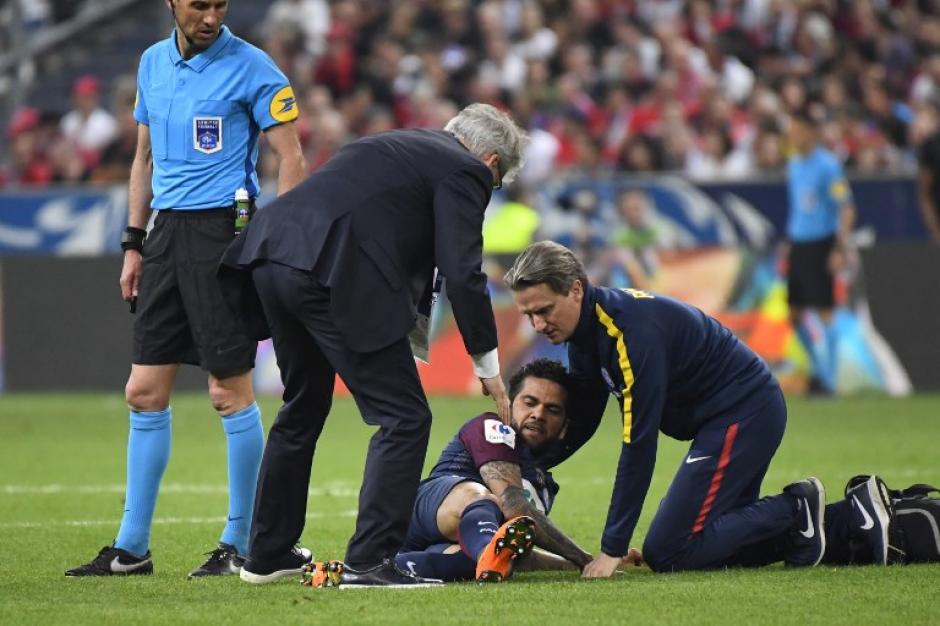 Dani Alves salió lesionado durante la final de la Copa de Francia. (Foto: AFP)
