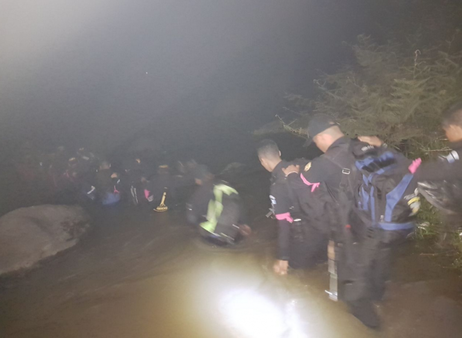 Los investigadores y agentes de la PNC pasaron la noche en la montaña para lograr el operativo. (Foto: PNC)&nbsp;