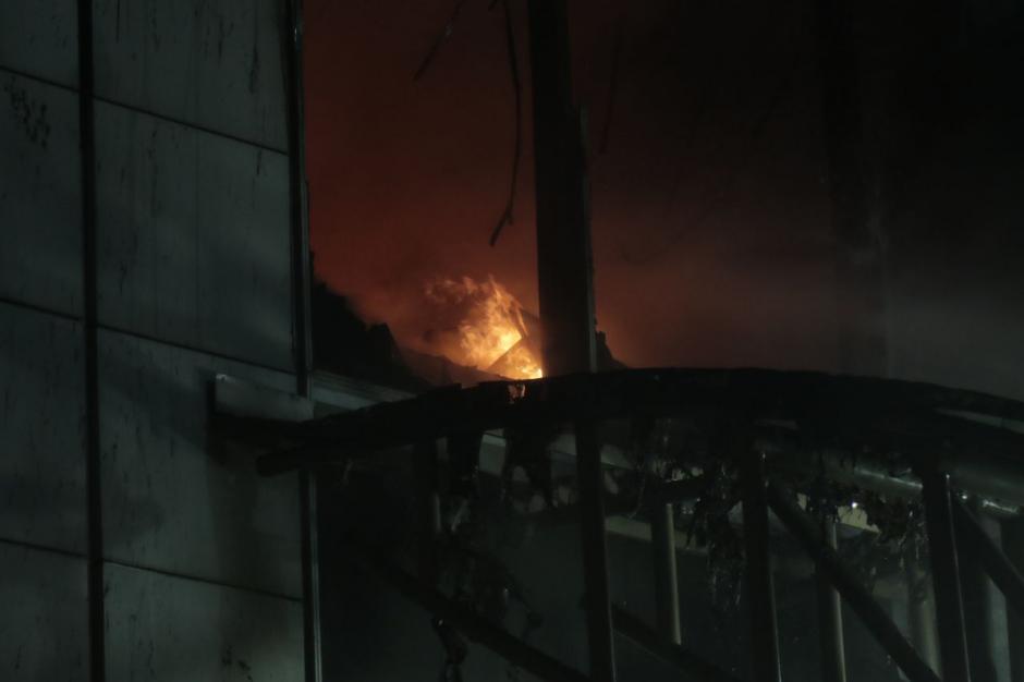 Sin Control: Bomberos Luchan Contra Incendio En Centro Comercial