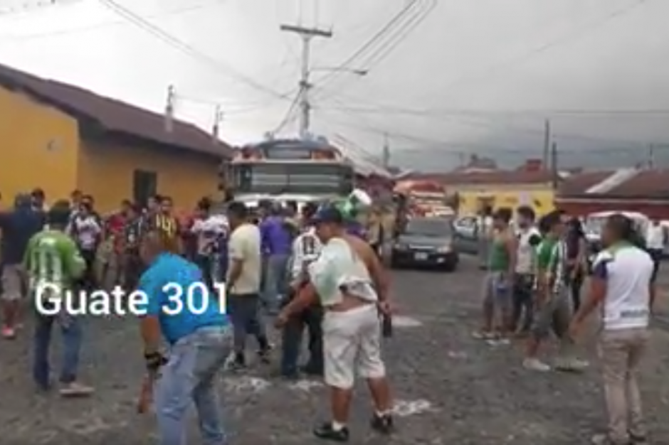 Apedrean un bus con aficionados de Xelajú en Antigua Guatemala. (Foto: Captura de video)