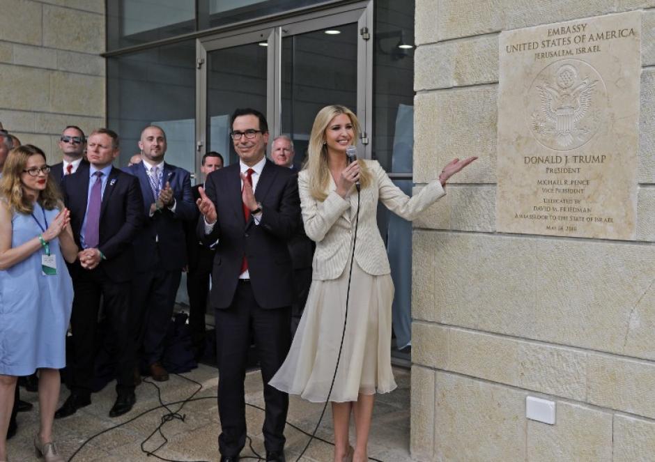 La hija de Donald Trump, Ivanka Trump, descubre una placa de inauguración durante la apertura de la embajada de EE.UU. en Jerusalén. (Foto: AFP)&nbsp;