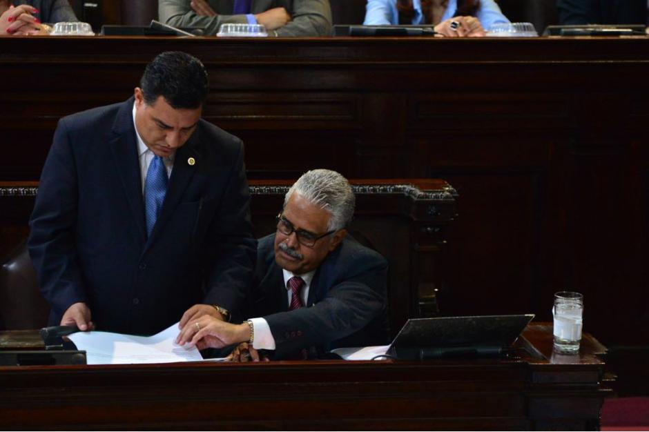 Óscar Perdomo asesora al ministro de Ambiente dentro del hemiciclo durante la interpelación en el Congreso. (Foto: Jesús Alfonso/Soy502)