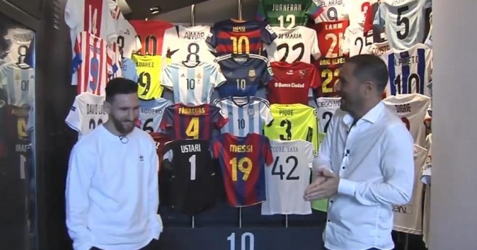 Lionel Messi le abrió su museo personal al periodista argentino de TyC Sports, Martín Souto en Barcelona. (Foto: Captura de video)