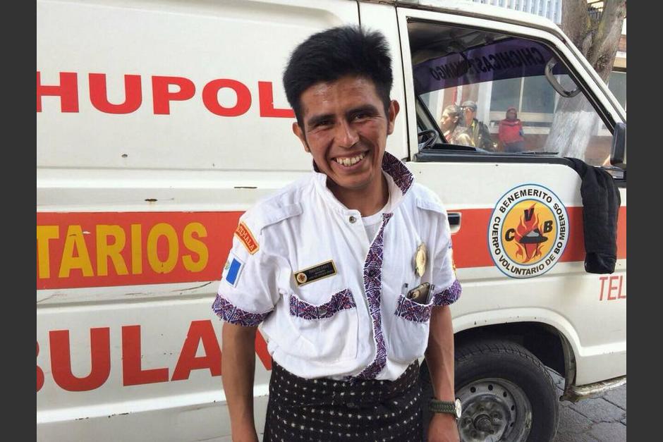 Bombero Voluntario luce orgulloso su vestimenta típica combinada con su uniforma. (Foto: Stereo100)