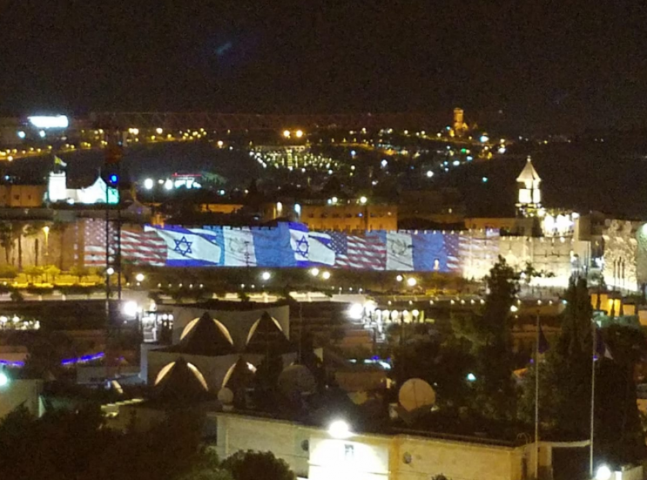 La bandera de Guatemala y de Estados Unidos en las murallas viejas de Jerusalén. (Foto: Twitter/@GTenIsrael)