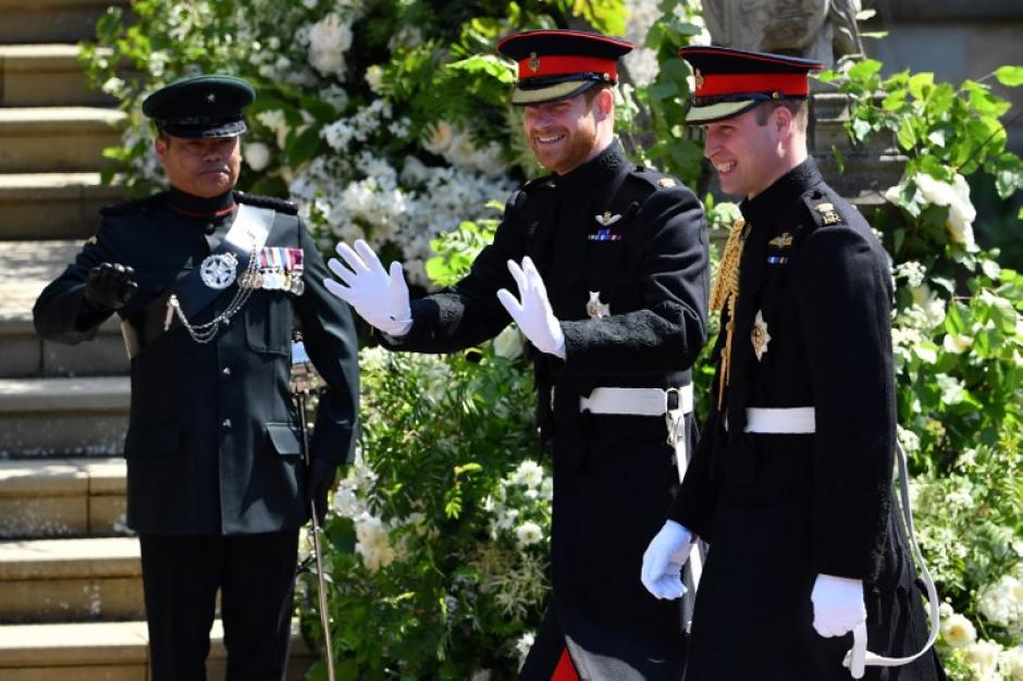 El novio, el príncipe Harry y su hermano, Guillermo, duque de Cambridge&nbsp;llegaron así a la boda real. (Foto: AFP)&nbsp;