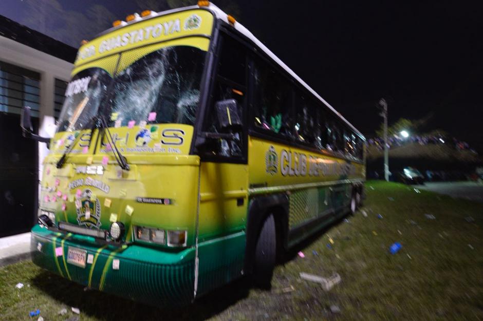 Así quedó el bus de Guastatoya, tras el ataque de varios seguidores de Cobán Imperial. (Foto: Sergio Muñoz/NuestroDiario)