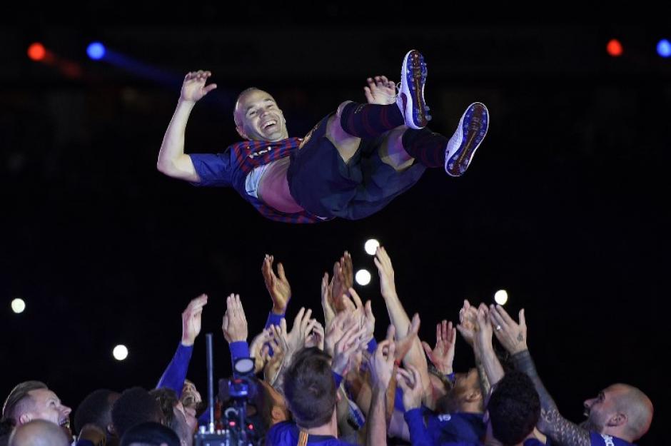 Así despidieron al "Fantasmita" sus compañeros de equipo. (Foto: AFP)