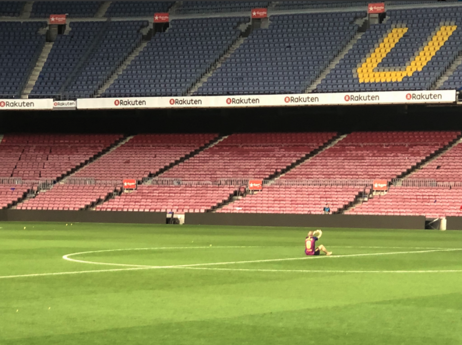 Iniesta esperó a que todos se fueran del Camp Nou. (Foto: captura de Twitter)&nbsp;