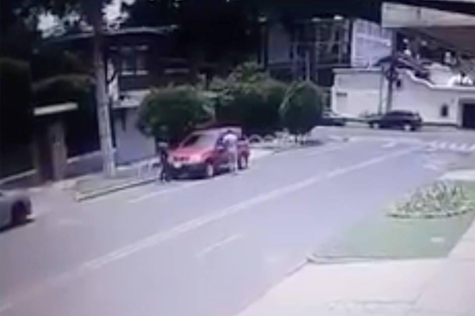 Los hombres robaron el vehículo en cuestión de minutos. (Foto: captura de Twitter)&nbsp;