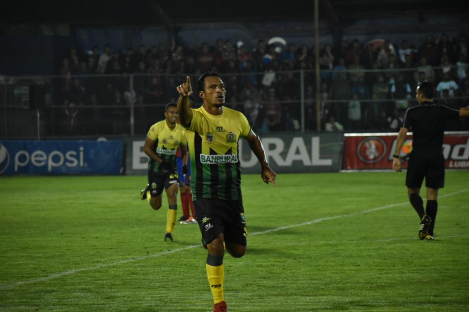 Ángel Rodriguez logró el gol del empate para Guastatoya. (Foto: Rudy Martínez/Soy502)