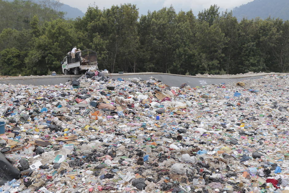 La basura, en especial el plástico, se ha convertido en un problema para el lago de Atitlán, algunos alcaldes han buscado soluciones. (Foto: Alejandro Balán/Soy502)