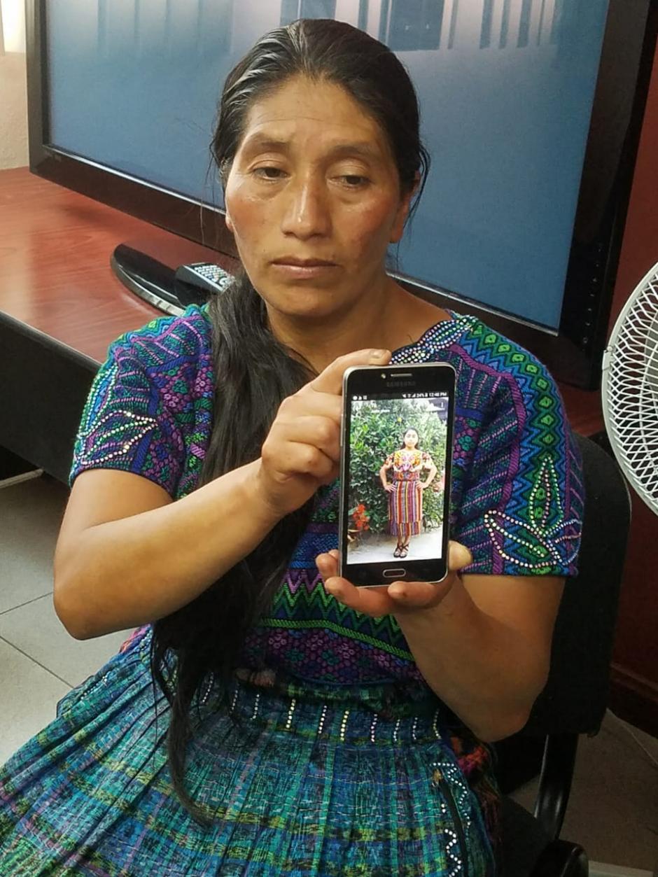 Dominga Vicente muestra una fotografía de su sobrina, quien fue asesinada el miércoles por agentes federales de Estados Unidos. (Foto: Soy502)
