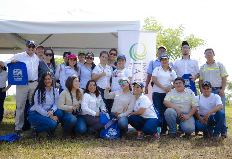 Colaboradores del ingenio La Unión se unieron al desafío de reforestación. (Foto: Victor Xiloj/Soy502)