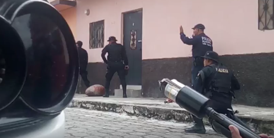 Dos agentes de la PNC y dos mujeres resultaron heridas durante un incidente armado en Amatitlán. (Foto: Captura de video)