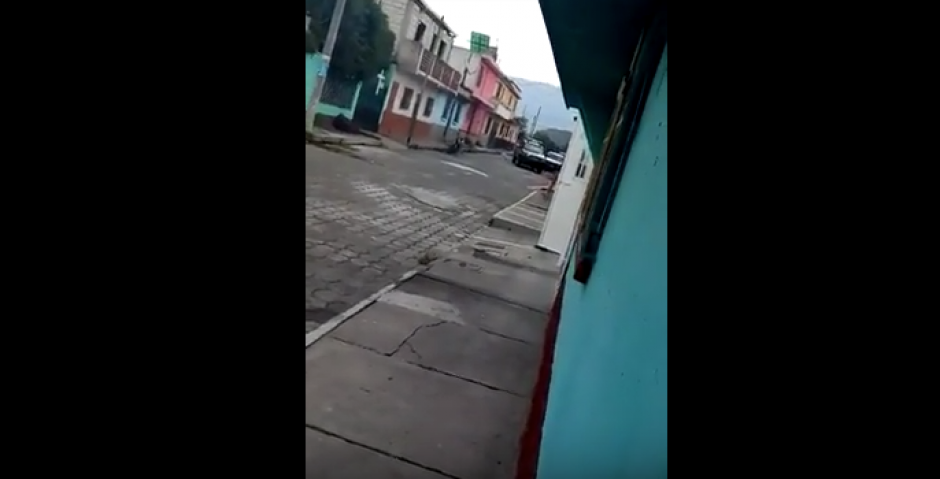 Este es el video en el que se observa la llegada de agentes de la PNC al lugar en donde se registra una balacera. (Foto: Captura de video)