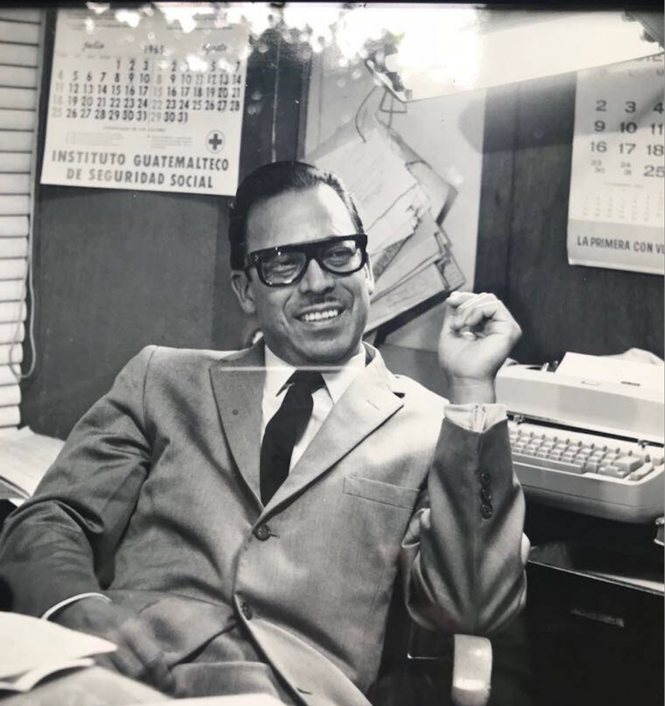 El periodista Pedro Julio García, en su oficina, en los años sesenta del siglo XX. (Foto: Cortesía Dina García)