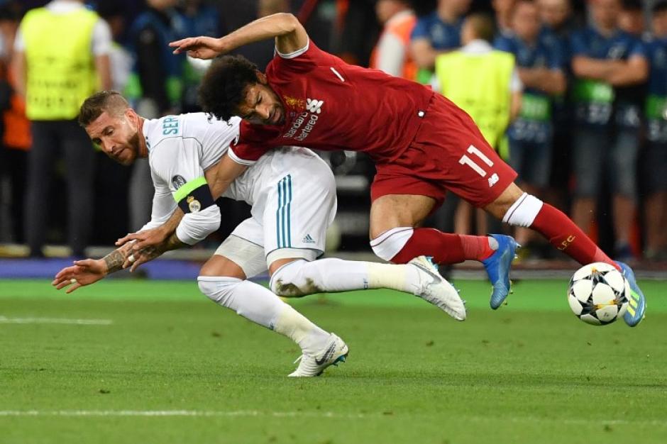 El egipcio no pudo continuar en el partido tras el choque con Sergio Ramos. (Foto: AFP)
