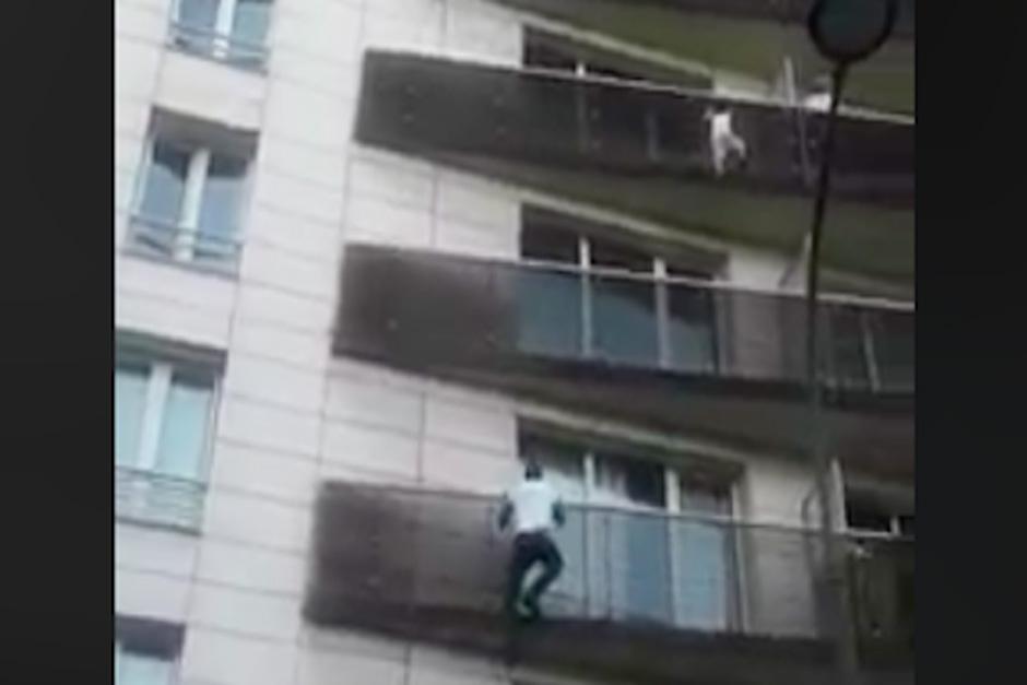 El hombre subió varios pisos para salvar al niño. (Foto: Captura de pantalla)